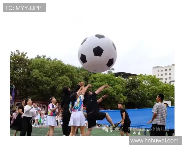 足球明星与幼儿亲密互动精彩瞬间尽在镜头之中